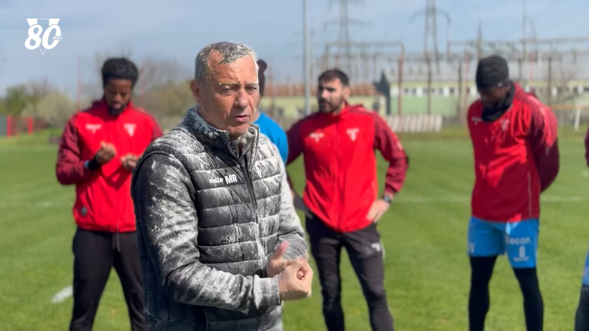 Mircea Rednic, luat la țintă cu făină și ouă crude de jucători: „10.000 de euro”  » Imagini cum nu s-au mai văzut în România