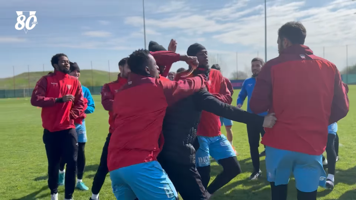 Mircea Rednic, sărbătorit cu făină și ouă crude de jucătorii lui UTA