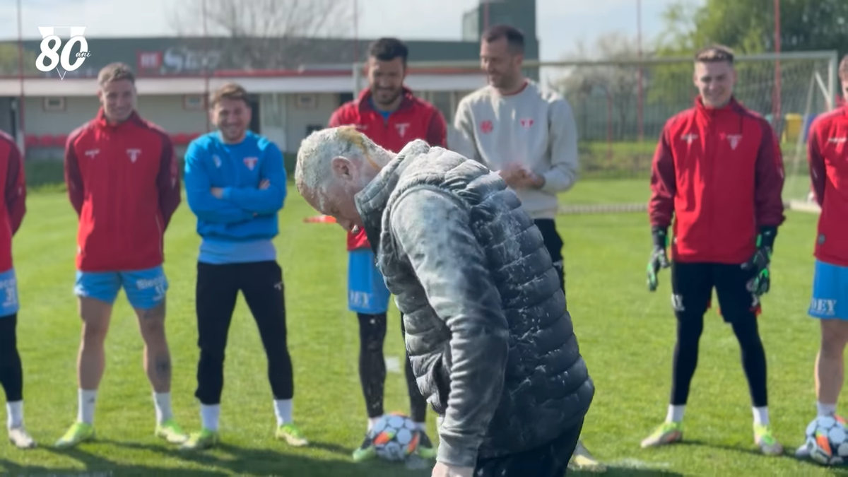 Mircea Rednic, luat la țintă cu făină și ouă crude de jucători: „10.000 de euro”  » Imagini cum nu s-au mai văzut în România