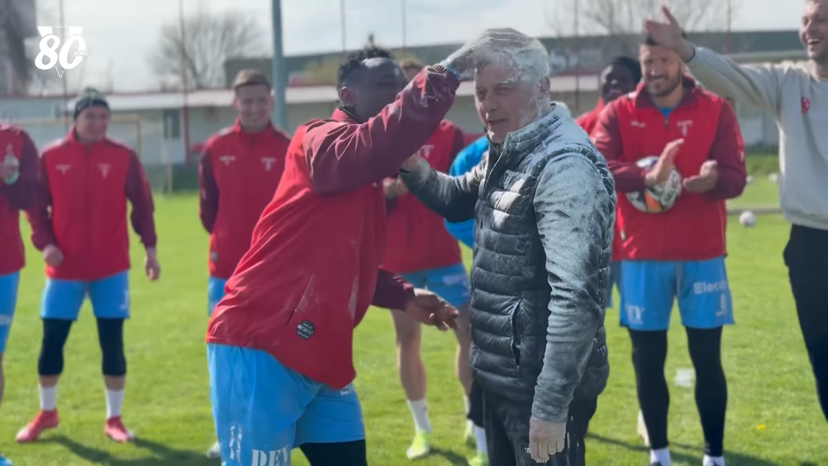 Mircea Rednic, sărbătorit cu făină și ouă crude de jucătorii lui UTA