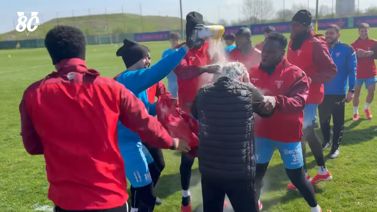 Mircea Rednic, luat la țintă cu făină și ouă crude de jucători: „10.000 de euro”  » Imagini cum nu s-au mai văzut în România