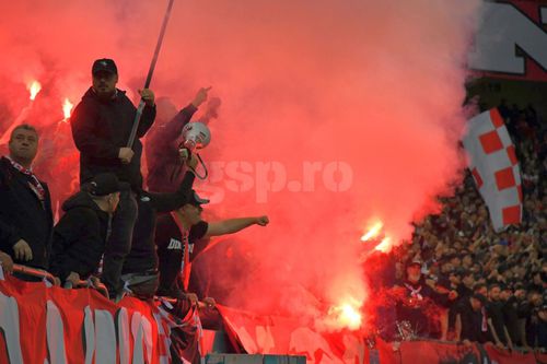 Fanii lui Dinamo, cu torțe la derby-ul cu FCSB/ FOTO: GSP