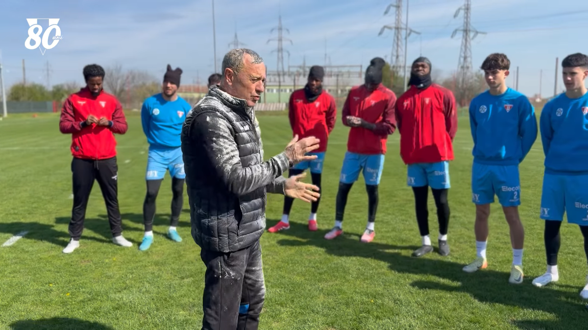 Mircea Rednic, sărbătorit cu făină și ouă crude de jucătorii lui UTA