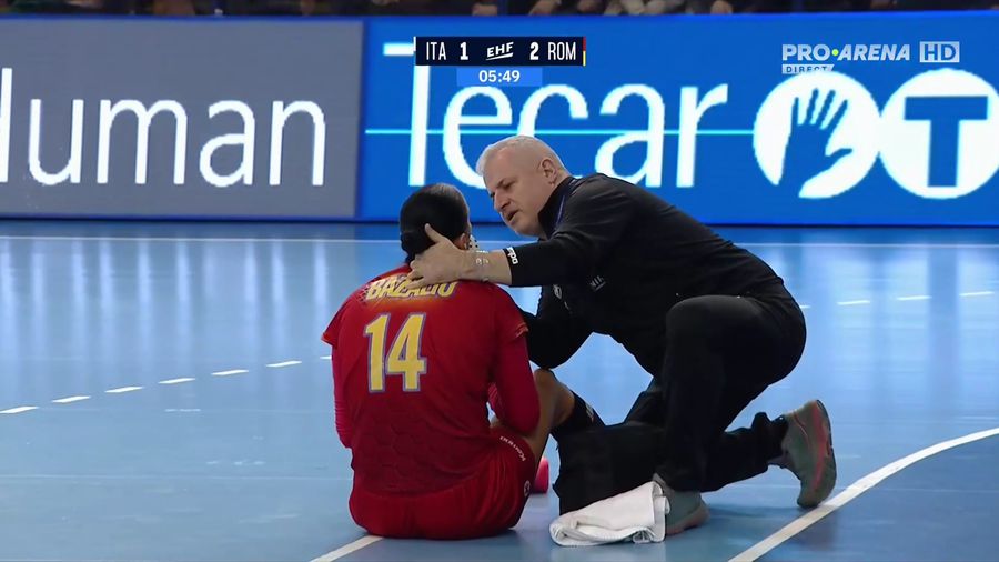 Bianca Bazaliu a avut nevoie de îngrijiri medicale/Foto: captură Pro Arena O formalitate: România, victorie clară cu Italia în turul barajului pentru Mondial. Dar ce s-a întâmplat după pauză ar trebui să-i dea de gândit lui Pera
