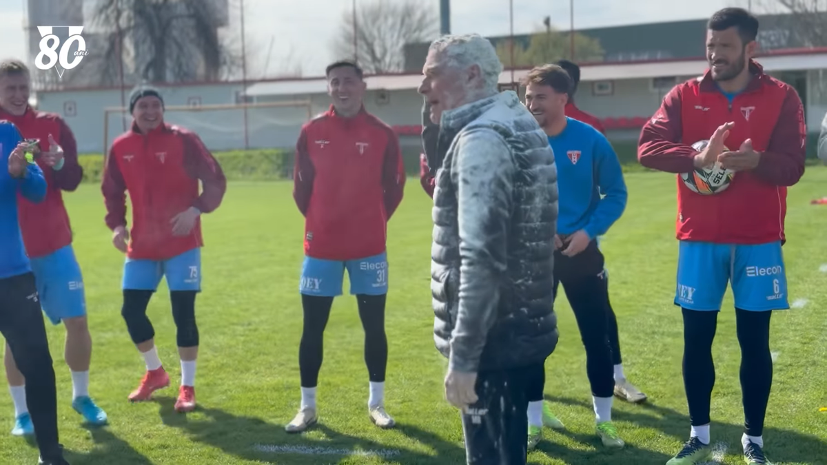 Mircea Rednic, luat la țintă cu făină și ouă crude de jucători: „10.000 de euro”  » Imagini cum nu s-au mai văzut în România