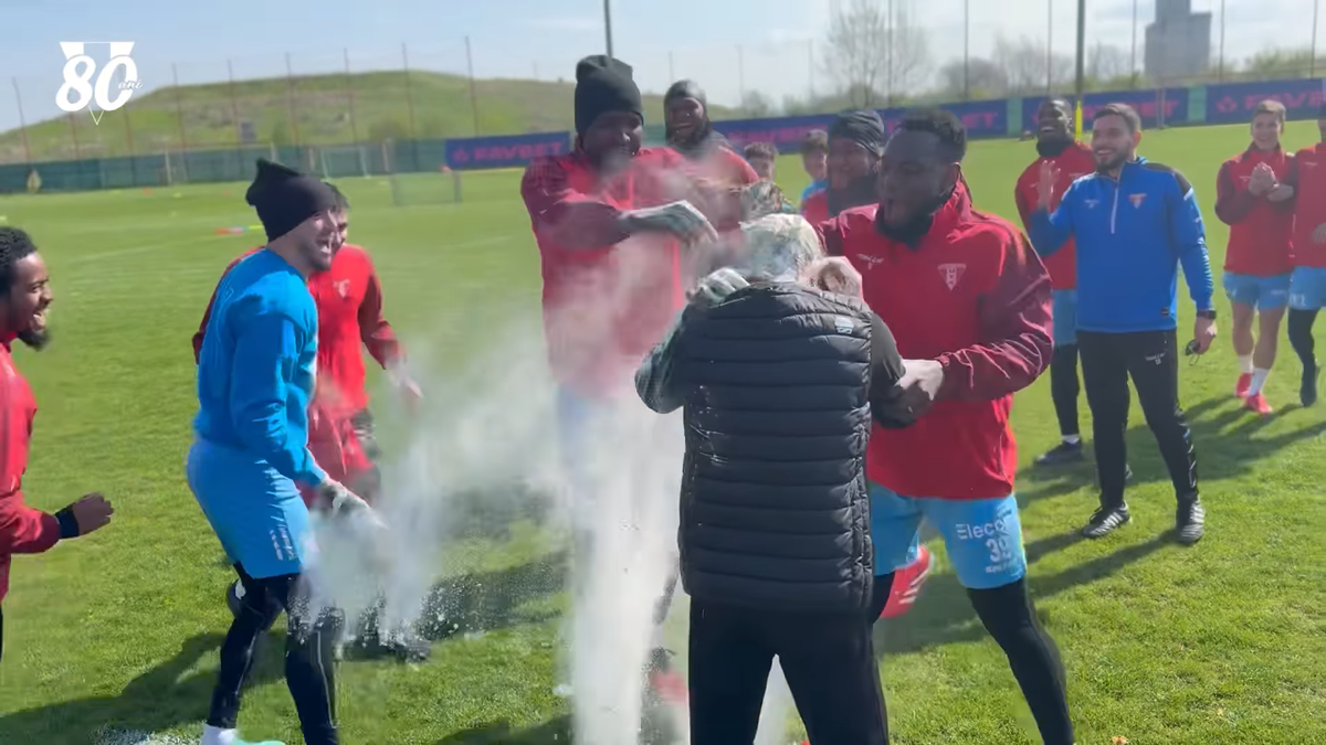 Mircea Rednic, sărbătorit cu făină și ouă crude de jucătorii lui UTA