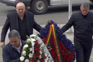Sicriul lui Mircea Lucescu, depus și azi la Arena Națională » Legendele Stelei au adus două coroane