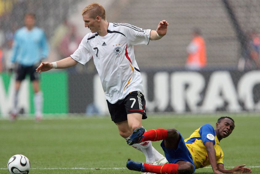 Cristian Lara (în alunecare), în duel cu Bastian Schweinsteiger
// Imago Images