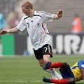 Cristian Lara (în alunecare), în duel cu Bastian Schweinsteiger
// Imago Images