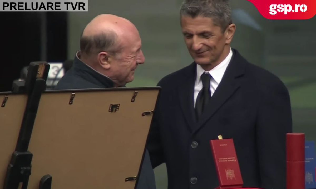Acum 17 ani îl decora pe Mircea Lucescu, astăzi la priveghiul acestuia » Traian Băsescu: „Un singur cuvânt am de spus”
