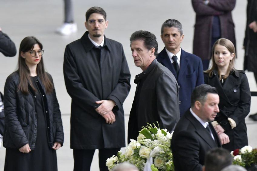 Gică Popescu a sărutat sicriul lui Mircea Lucescu/ foto Cristi Preda (GSP)