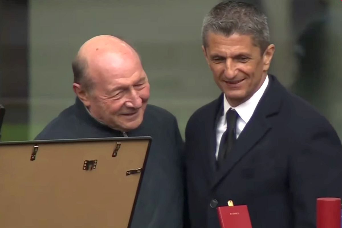 Acum 17 ani îl decora pe Mircea Lucescu, astăzi la priveghiul acestuia » Traian Băsescu: „Un singur cuvânt am de spus”