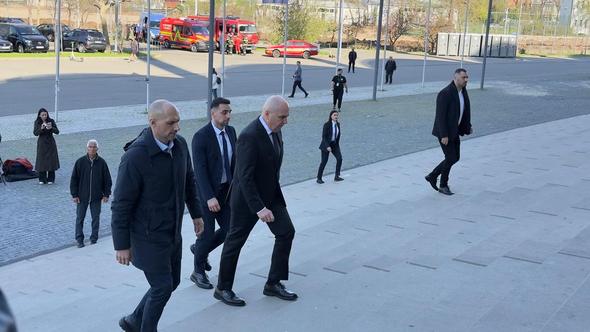 Prim-ministrul Ilie Bolojan și-a luat rămas bun de la Mircea Lucescu