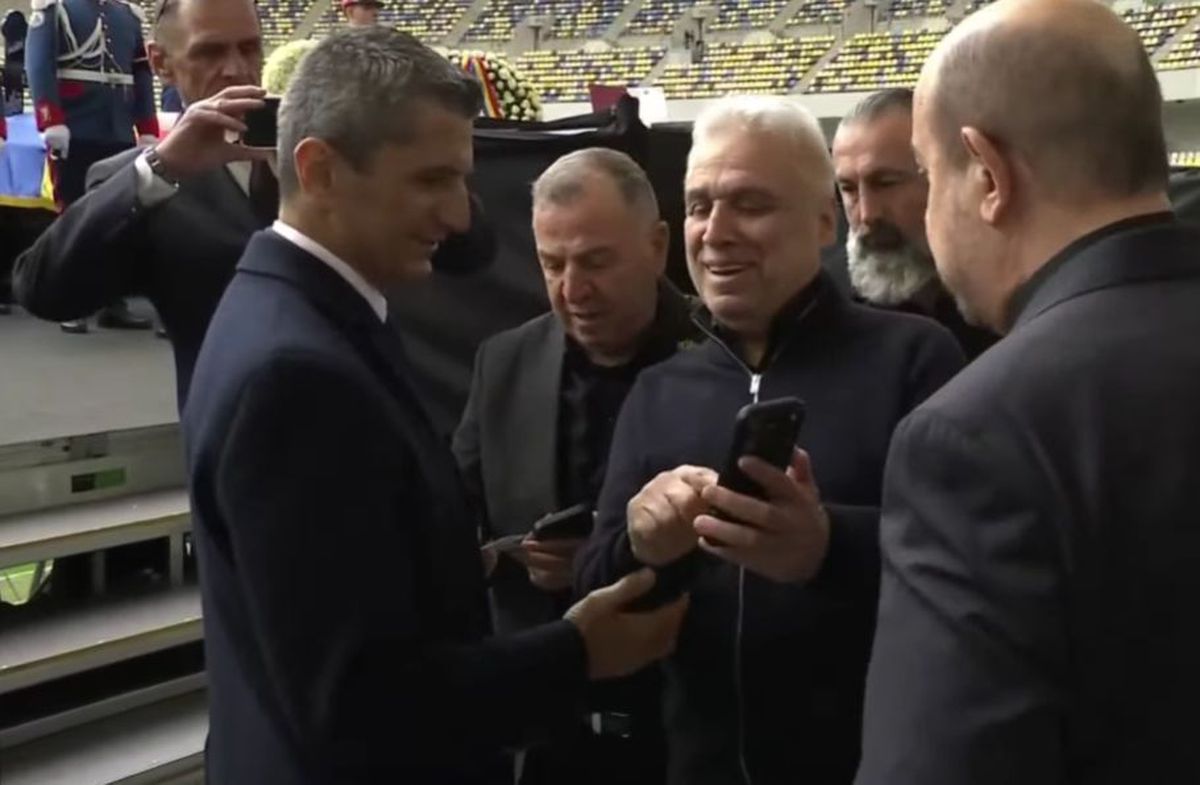 Jurnalistul turc care i-a pupat mâna lui Mircea Lucescu a făcut la fel cu Răzvan