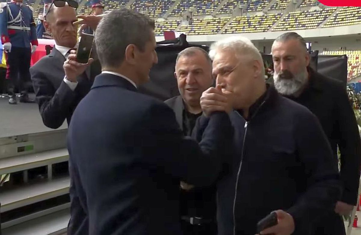 Jurnalistul turc care i-a pupat mâna lui Mircea Lucescu a făcut la fel cu Răzvan