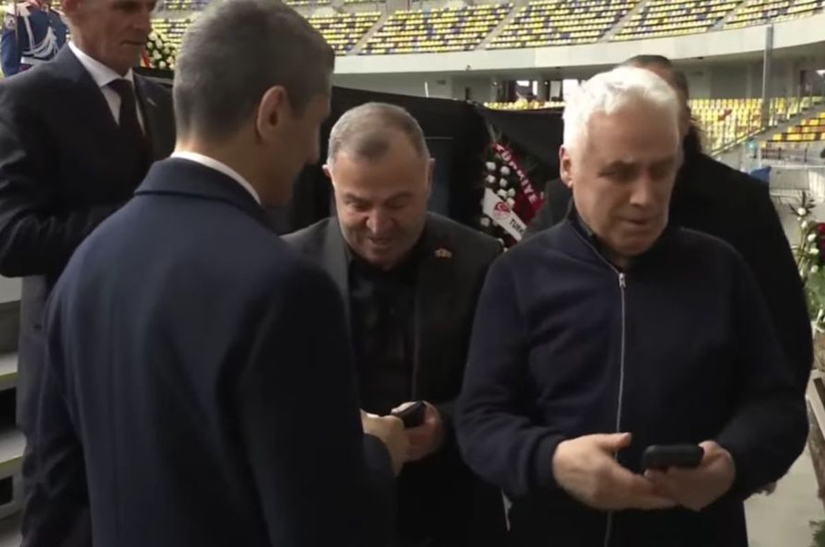 Jurnalistul turc care i-a pupat mâna lui Mircea Lucescu a făcut la fel cu Răzvan