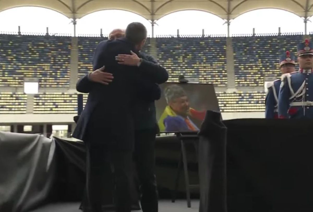 Acum 17 ani îl decora pe Mircea Lucescu, astăzi la priveghiul acestuia » Traian Băsescu: „Un singur cuvânt am de spus”