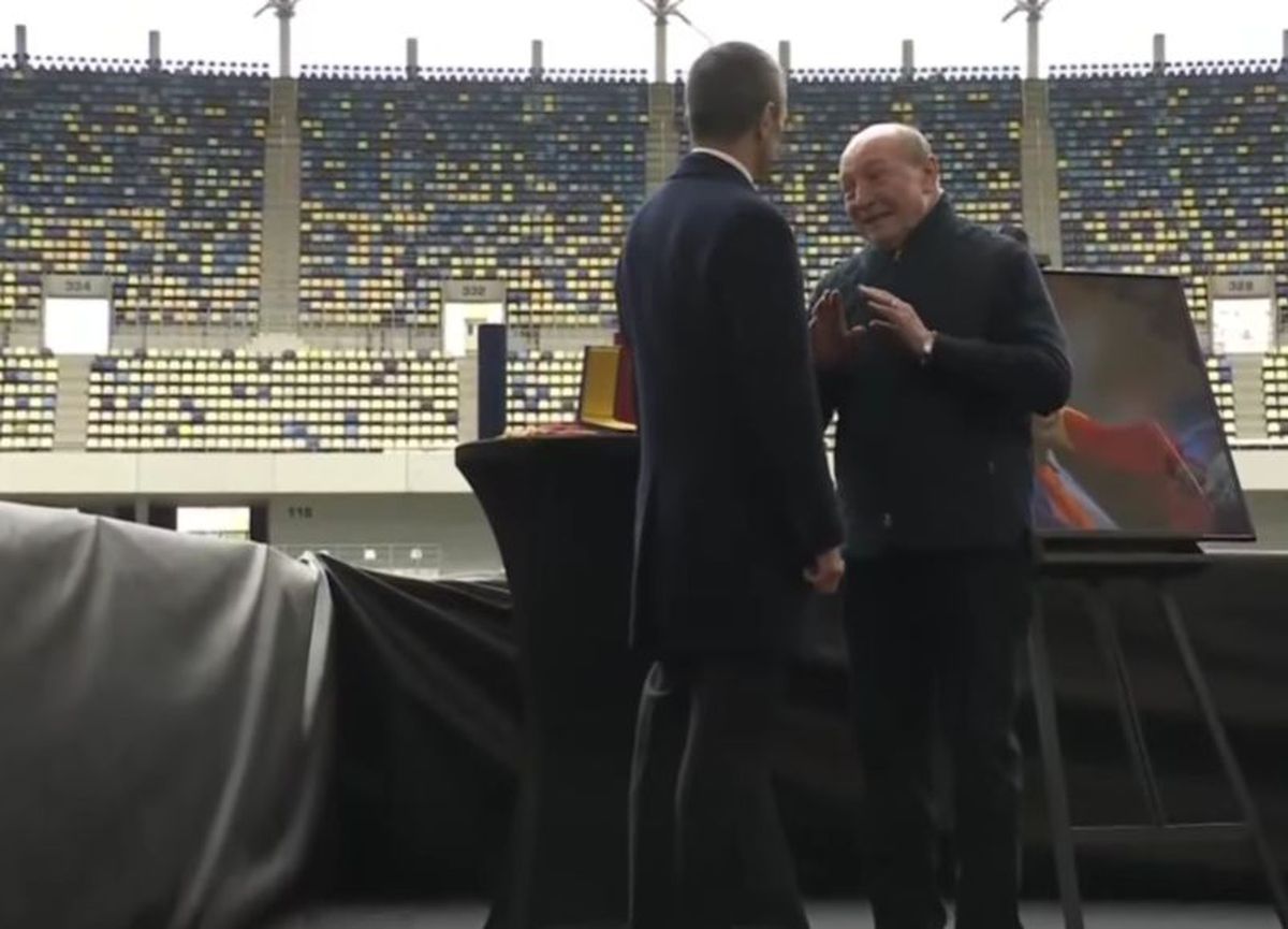 Acum 17 ani îl decora pe Mircea Lucescu, astăzi la priveghiul acestuia » Traian Băsescu: „Un singur cuvânt am de spus”