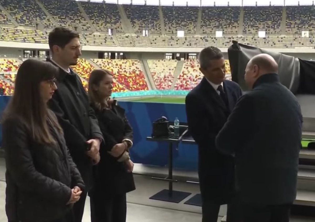 Acum 17 ani îl decora pe Mircea Lucescu, astăzi la priveghiul acestuia » Traian Băsescu: „Un singur cuvânt am de spus”