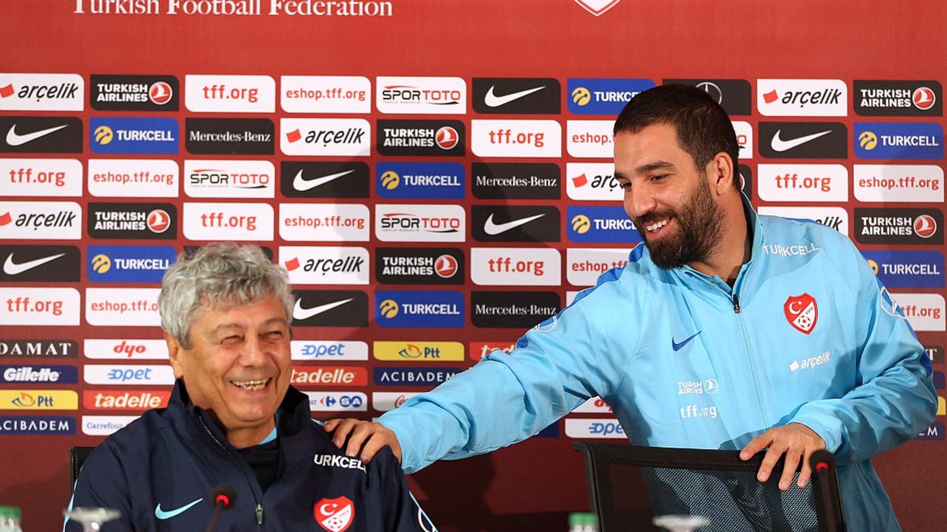 Arda Turan, antrenorul Șahtior Donețk, ținând un discurs solemn în memoria lui Mircea Lucescu, fostul său mentor și legendă a clubului | sursa foto: Gazeta Sporturilor