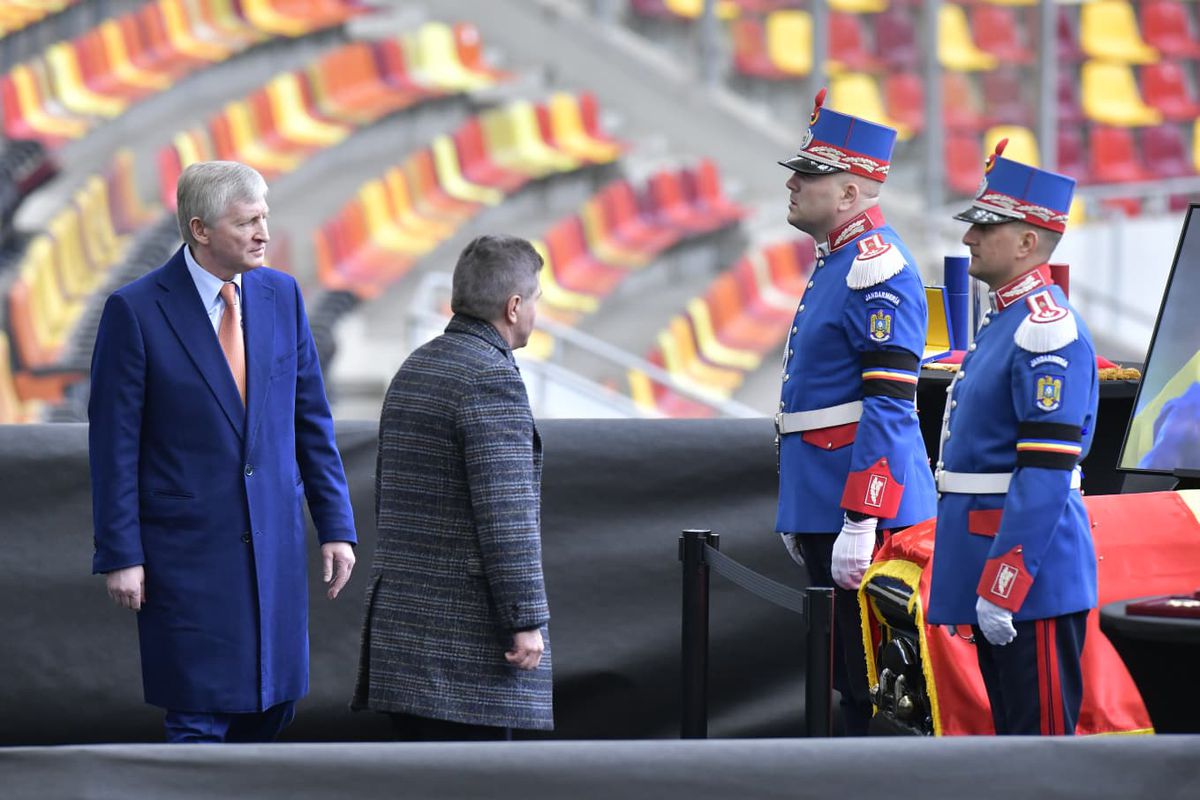 Fanii lui Dinamo i-au strigat numele lui Mircea Lucescu pentru ultima oară » Imagini sfâșietoare cu Răzvan Lucescu