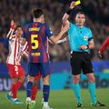 Istvan Kovacs, arătând un cartonaș galben în Barcelona - Atletico // foto: Guliver/gettyimages