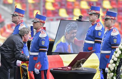 Gică Hagi a venit din nou la priveghiul lui Mircea Lucescu! „Regele”, în lacrimi lângă sicriu