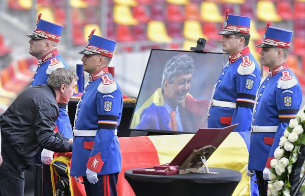 Gică Hagi a venit din nou la priveghiul lui Mircea Lucescu! „Regele”, în lacrimi lângă sicriu