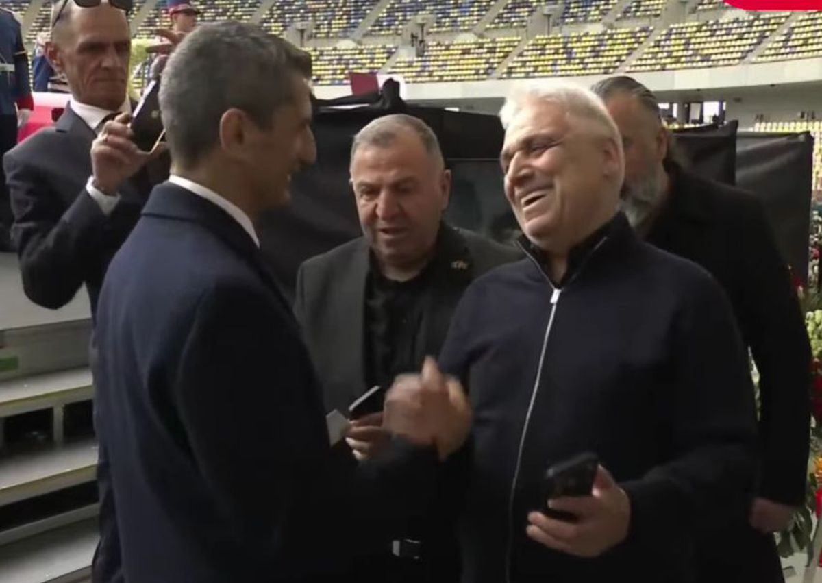 Jurnalistul turc care i-a pupat mâna lui Mircea Lucescu a făcut la fel cu Răzvan