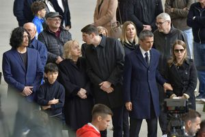 Sicriul lui Mircea Lucescu, ultima zi la Arena Națională » Imagini în direct de la stadion