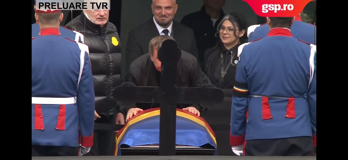 Fanii lui Dinamo i-au strigat numele lui Mircea Lucescu pentru ultima oară » Imagini sfâșietoare cu Răzvan Lucescu