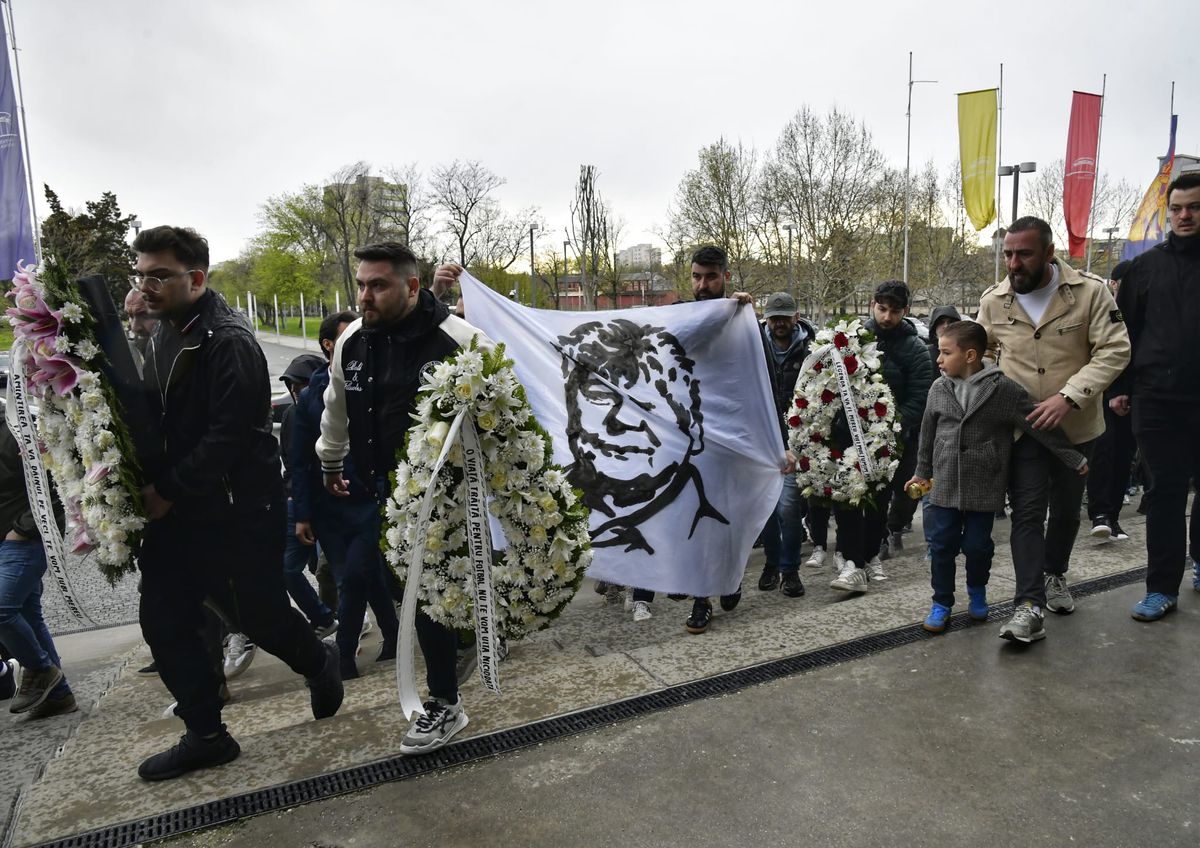 Fanii lui Dinamo i-au strigat numele lui Mircea Lucescu pentru ultima oară » Imagini sfâșietoare cu Răzvan Lucescu