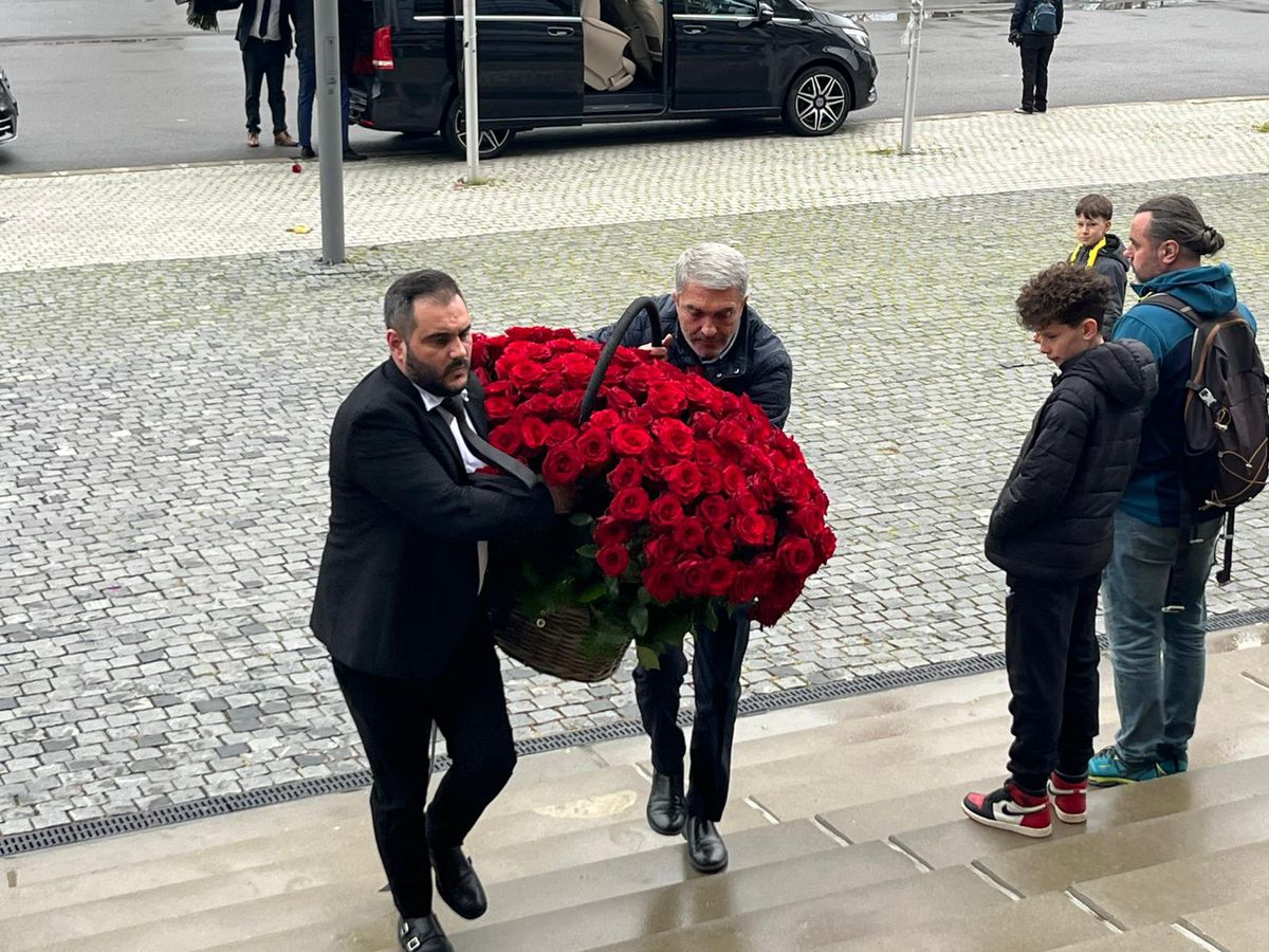 Fanii lui Dinamo i-au strigat numele lui Mircea Lucescu pentru ultima oară » Imagini sfâșietoare cu Răzvan Lucescu
