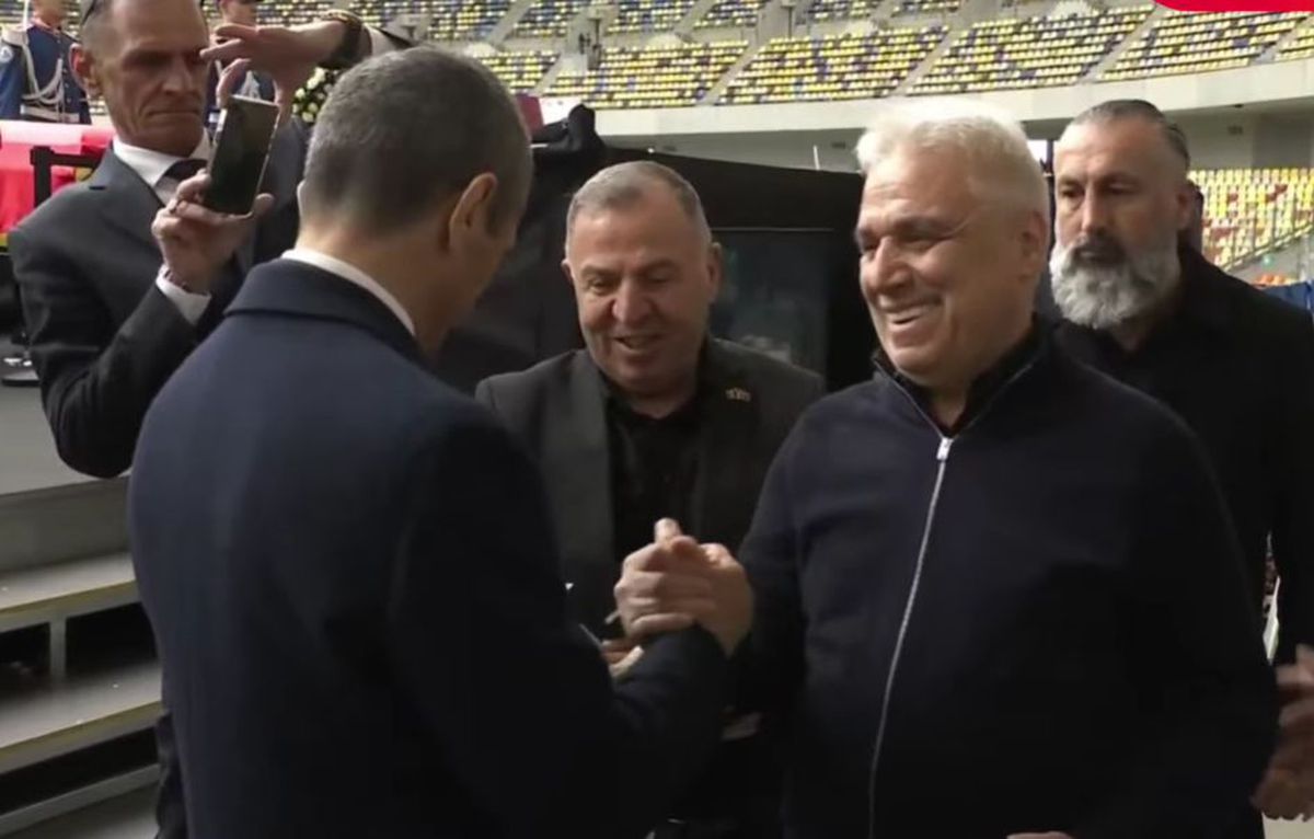 Jurnalistul turc care i-a pupat mâna lui Mircea Lucescu a făcut la fel cu Răzvan