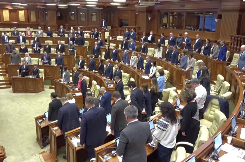 Moment de reculegere în Parlamentul Republicii Moldova în memoria lui Mircea Lucescu // FOTO: Unimedia VIDEO