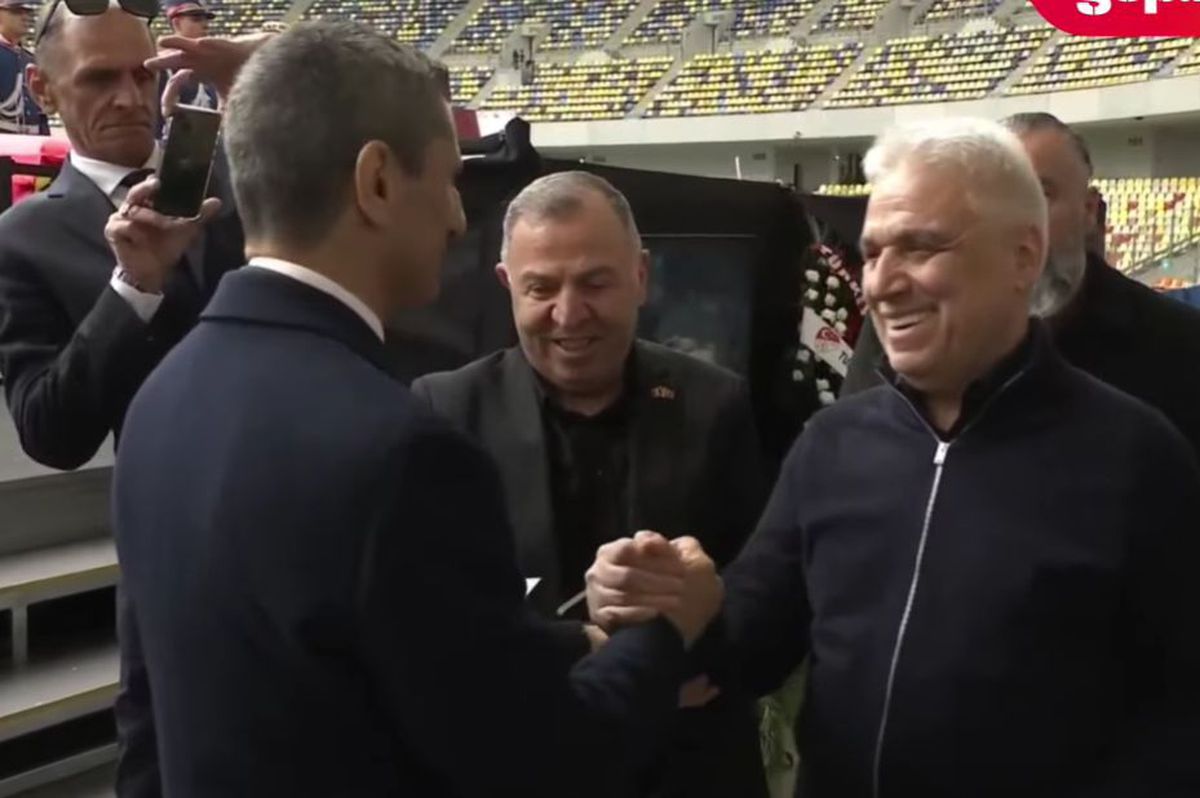 Jurnalistul turc care i-a pupat mâna lui Mircea Lucescu a făcut la fel cu Răzvan