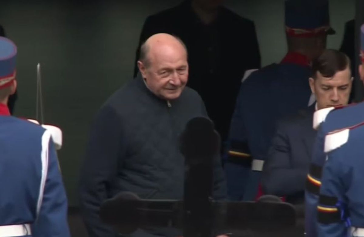 Acum 17 ani îl decora pe Mircea Lucescu, astăzi la priveghiul acestuia » Traian Băsescu: „Un singur cuvânt am de spus”