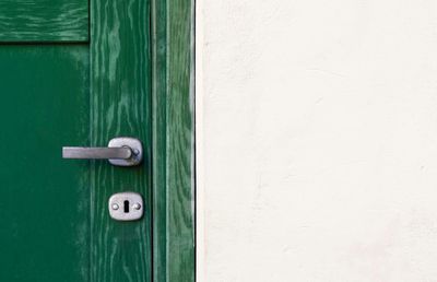 Elemente esențiale de siguranță pentru ușile de intrare