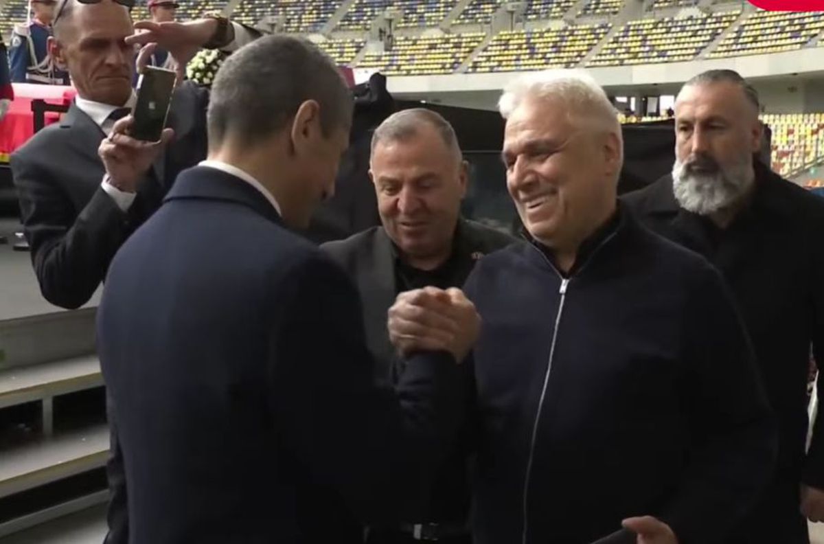 Jurnalistul turc care i-a pupat mâna lui Mircea Lucescu a făcut la fel cu Răzvan