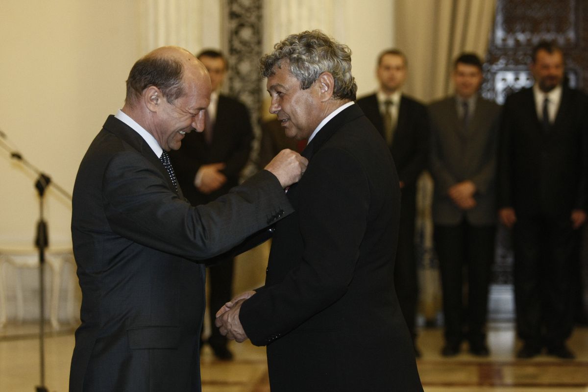 Acum 17 ani îl decora pe Mircea Lucescu, astăzi la priveghiul acestuia » Traian Băsescu: „Un singur cuvânt am de spus”