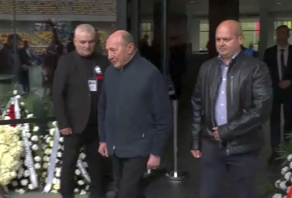 Acum 17 ani îl decora pe Mircea Lucescu, astăzi la priveghiul acestuia » Traian Băsescu: „Un singur cuvânt am de spus”