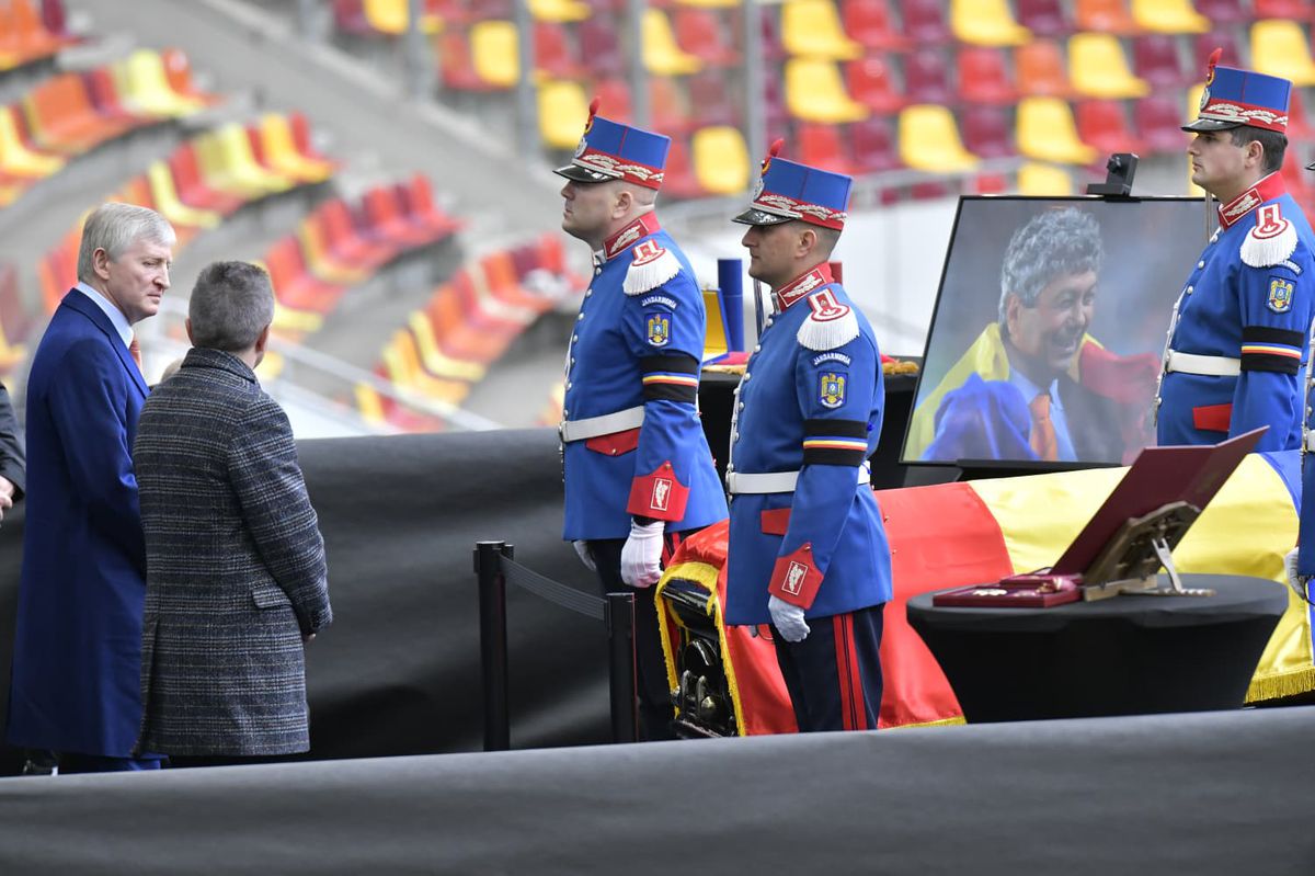 Fanii lui Dinamo i-au strigat numele lui Mircea Lucescu pentru ultima oară » Imagini sfâșietoare cu Răzvan Lucescu