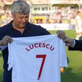 Mircea Lucescu în 2013, primind pe stadionul Dinamo un tricou cu numele său / FOTO: Arhivă Gazeta Sporturilor