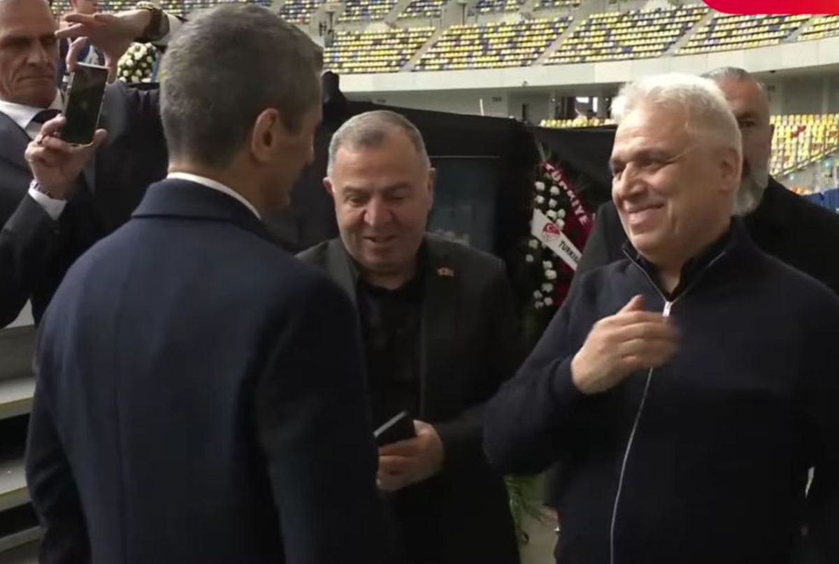 Jurnalistul turc care i-a pupat mâna lui Mircea Lucescu a făcut la fel cu Răzvan