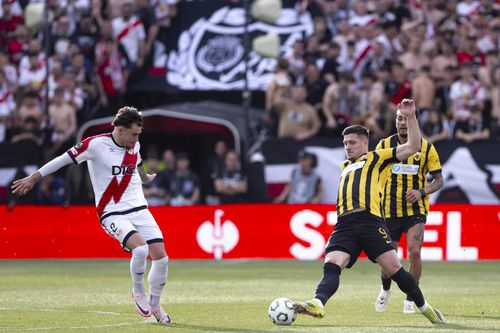 Andrei Rațiu, în Rayo Vallecano - AEK Atena / Foto: Imago Images