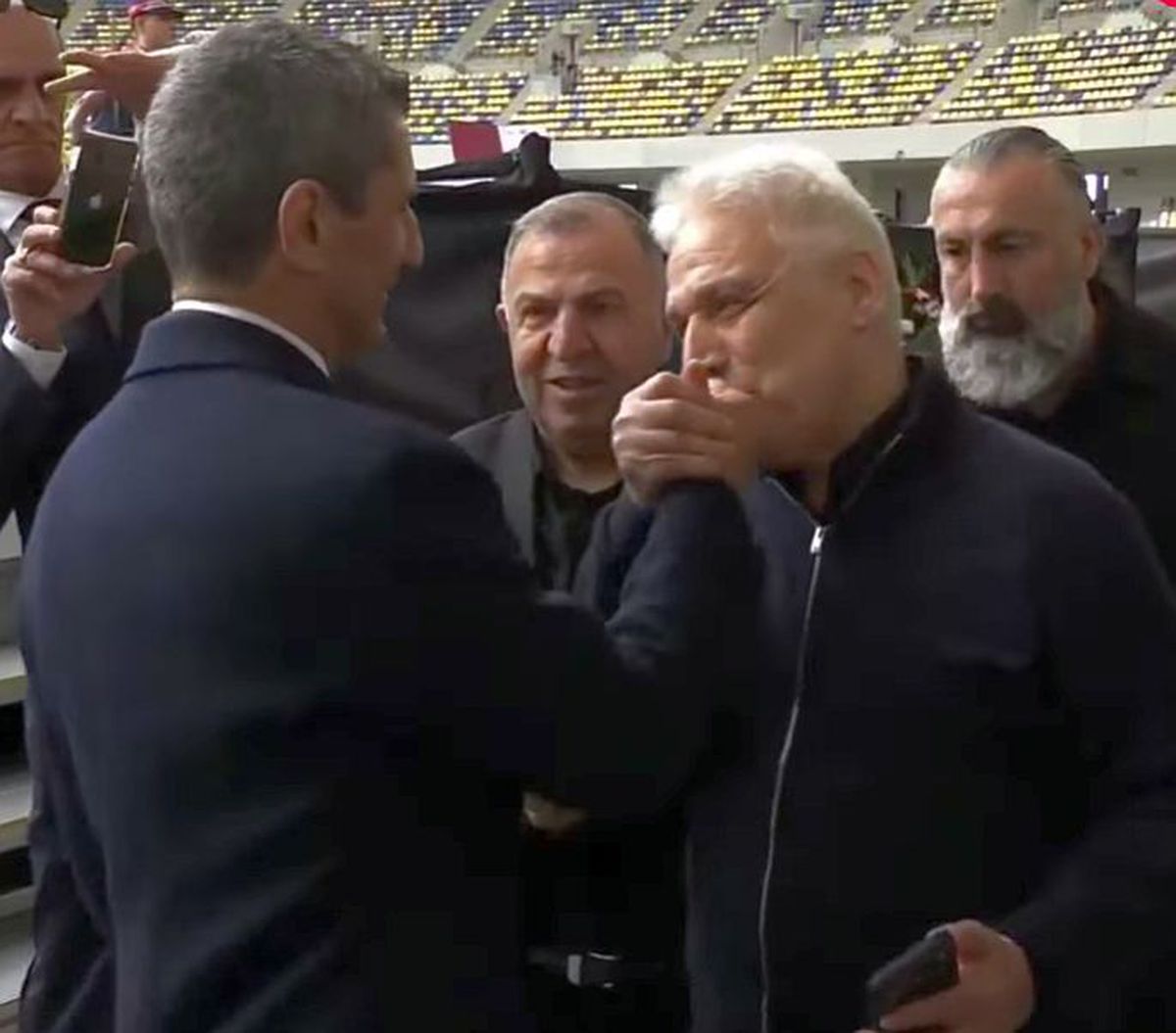 Jurnalistul turc care i-a pupat mâna lui Mircea Lucescu a făcut la fel cu Răzvan