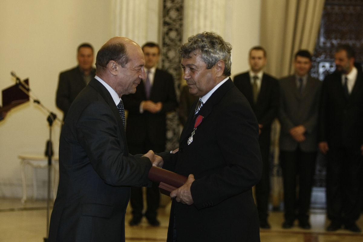 Acum 17 ani îl decora pe Mircea Lucescu, astăzi la priveghiul acestuia » Traian Băsescu: „Un singur cuvânt am de spus”