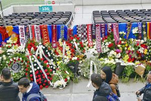 Sicriul lui Mircea Lucescu, ultima zi la Arena Națională » Mii de oameni au venit să-și ia rămas bun de la „Il Luce”