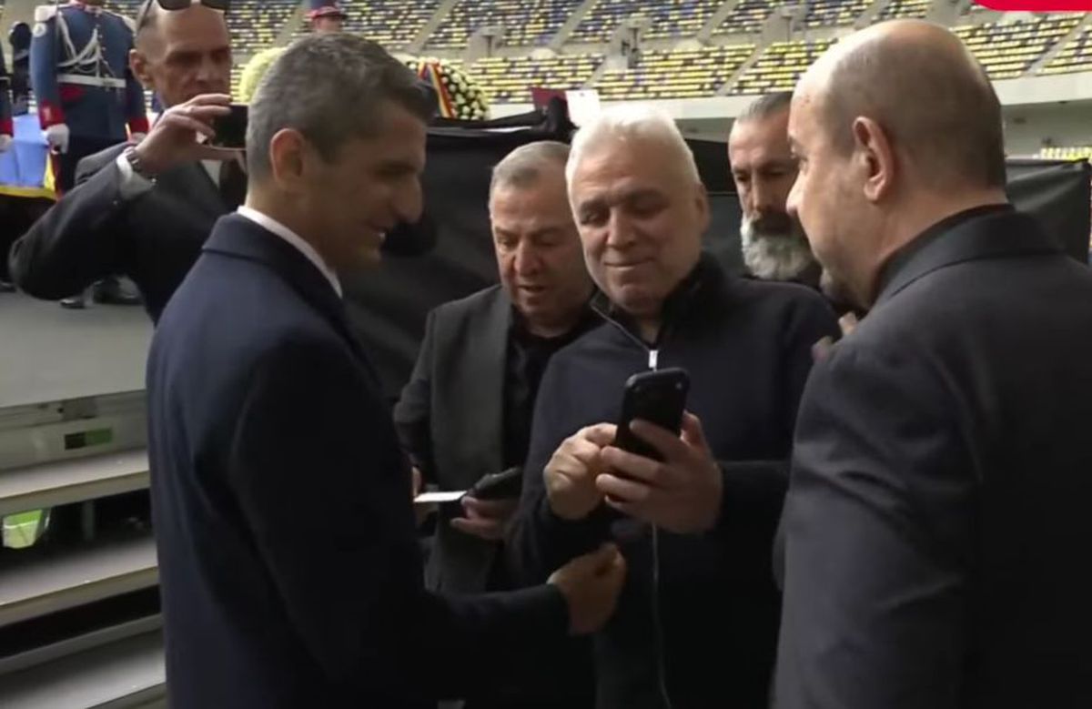 Jurnalistul turc care i-a pupat mâna lui Mircea Lucescu a făcut la fel cu Răzvan