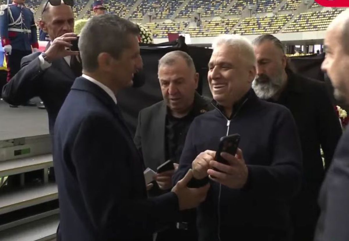 Jurnalistul turc care i-a pupat mâna lui Mircea Lucescu a făcut la fel cu Răzvan